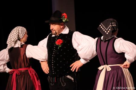 Ples in glasba izpod kamniških planin v izvedbi Folklorne skupine Kamnik in njihovih prijateljev  (64)